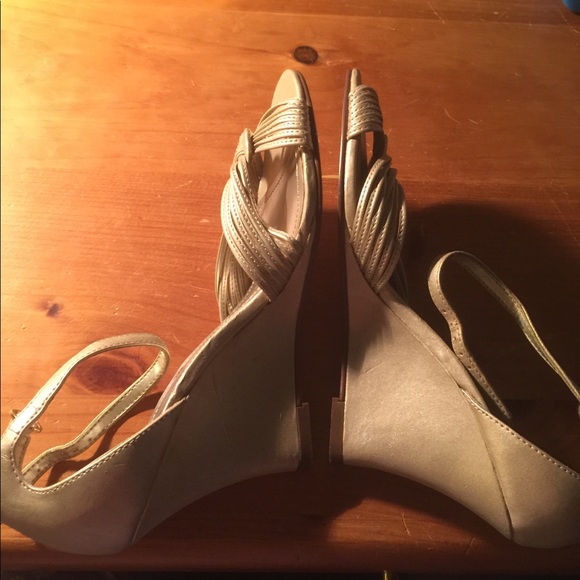 Isaac Mizrahi gold soft metallic wedge heels - Picture 2 of 5